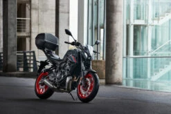 Genuine Yamaha MT-07 All Years - 39l Top Box Luggage Kit -Outlet MotoGear Pro Store 2021 Yamaha MT07 EU Storm Fluo Accessorized detail 006 03 33303.1634829469