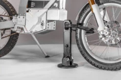 Hiplok AX1000 Angle-Grinder Resistant Bike Anchor + Extender Arm - Diamond Sold Secure 10 Hiplok AX1000 Angle-Grinder Resistant Bike Anchor + Extender Arm - Diamond Sold Secure -Outlet MotoGear Pro Store AXM1AB Cake Locked Close scaled 21476.1707577284