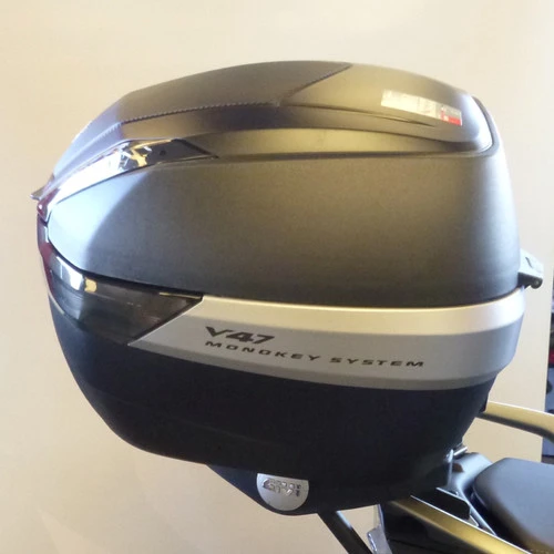 Givi V47NNT TECH Monokey Motorcycle Luggage Top Box/Case 47L With Carbon Pattern Insert And Smoked Reflectors 2 Givi V47NNT TECH Monokey Motorcycle Luggage Top Box/Case 47L With Carbon Pattern Insert And Smoked Reflectors - Image 2