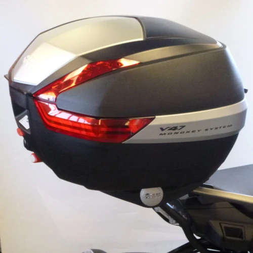 Givi V47N Monokey Motorcycle Luggage Top Box/Case 47L With Anodised Aluminium Finishing And Red Reflectors 4 Givi V47N Monokey Motorcycle Luggage Top Box/Case 47L With Anodised Aluminium Finishing And Red Reflectors - Image 4